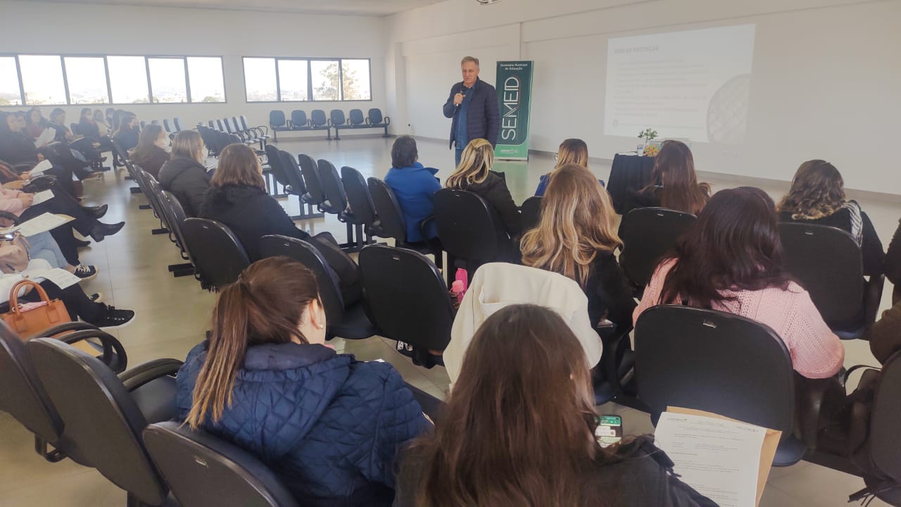 Coordenadores das Escolas Municipais participam de reunião com a SEMED