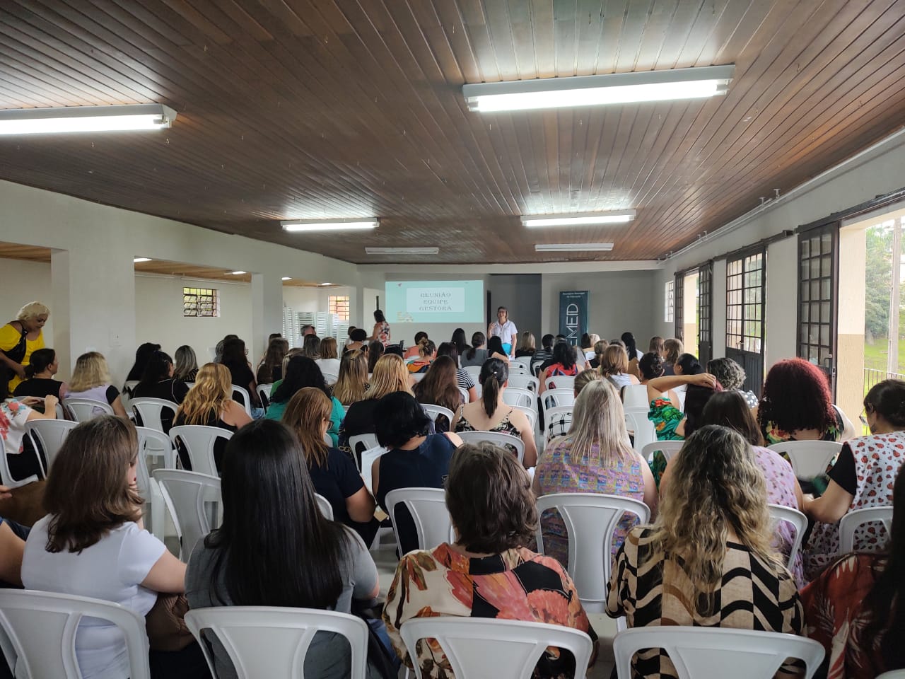 Reunião com diretores das instituições da rede municipal de ensino é realizada na Assemco