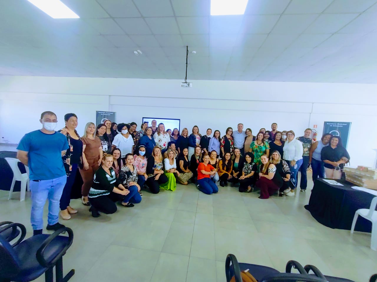 No dia mundial da Educação são entregues notebooks para todas as Escolas Municipais