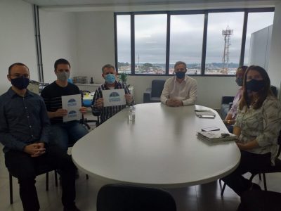 SEMED recebe aluno classificado no Projeto Ganhando o Mundo