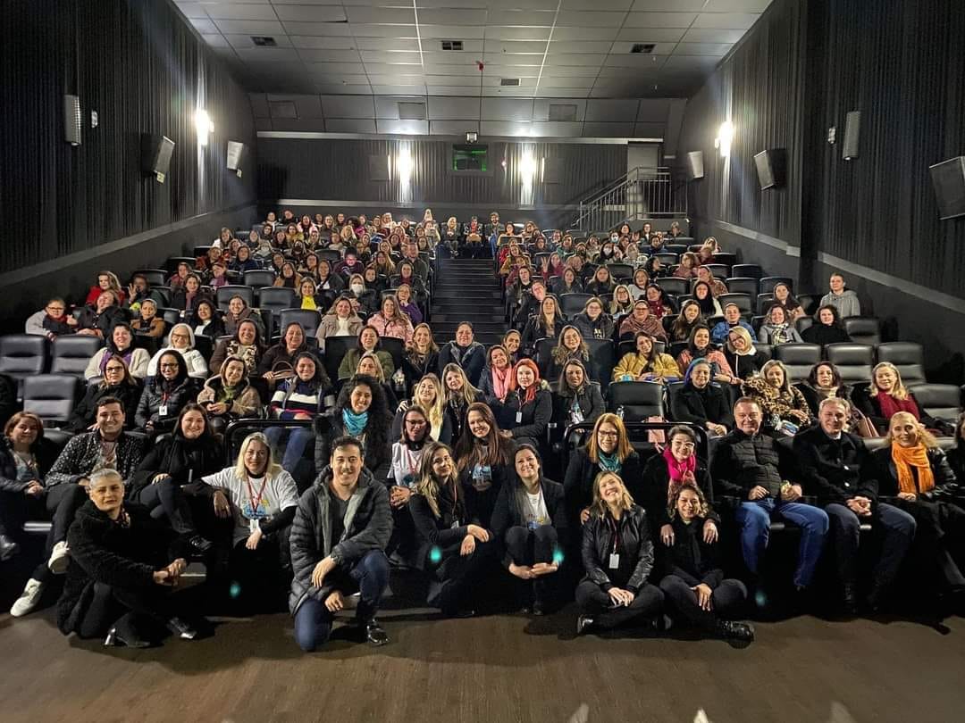No dia do coordenador profissionais das instituições de ensino participam de sessão de cinema