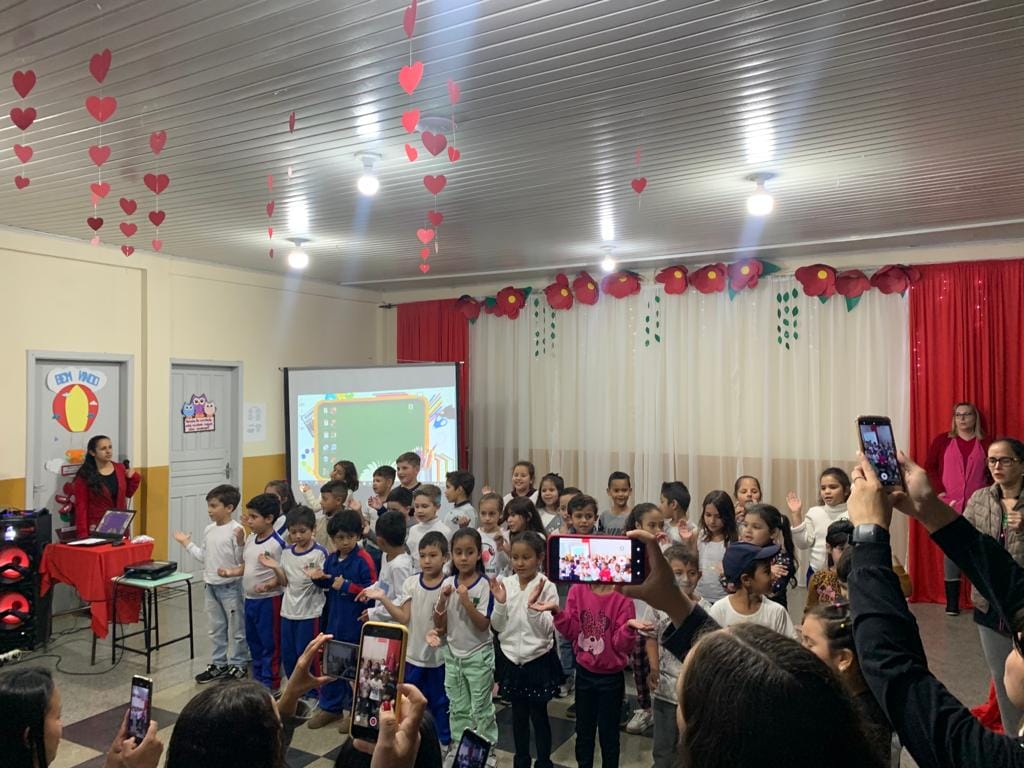 Instituições da rede municipal de ensino realizam homenagens do dia das mães