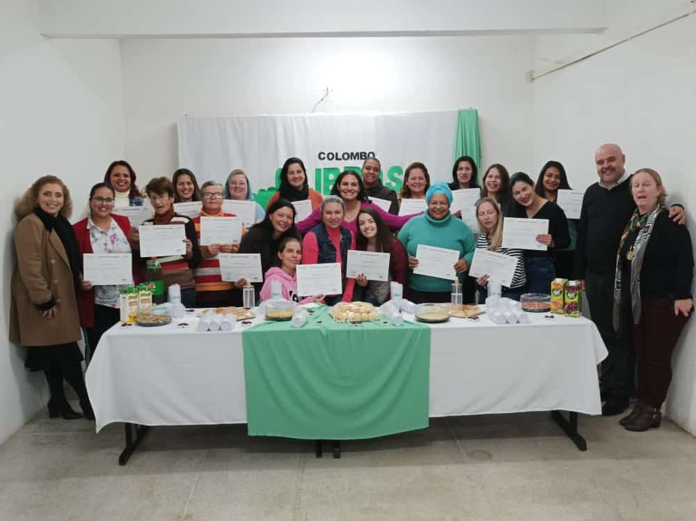 Educação entrega certificado aos participantes da 1° turma do curso de Libras nível básico