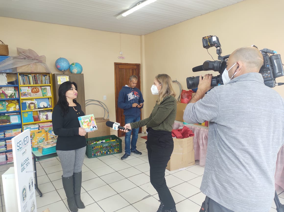 Escola Municipal Dr. Manoel Costacurta recebe doação de livros de ex-aluno da instituição